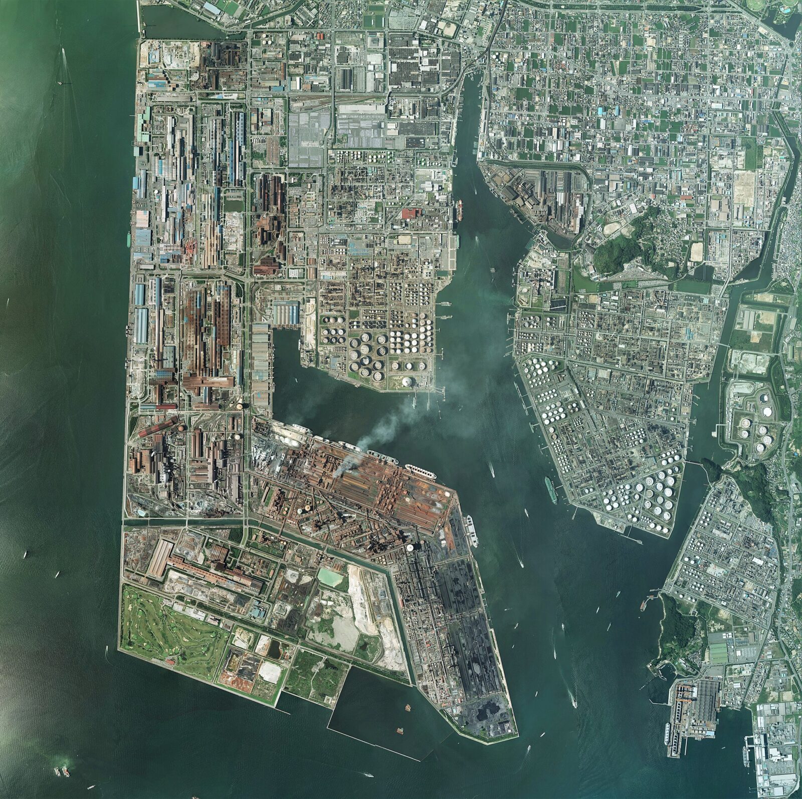 現在の倉敷市水島工業地帯を上空から見た航空写真