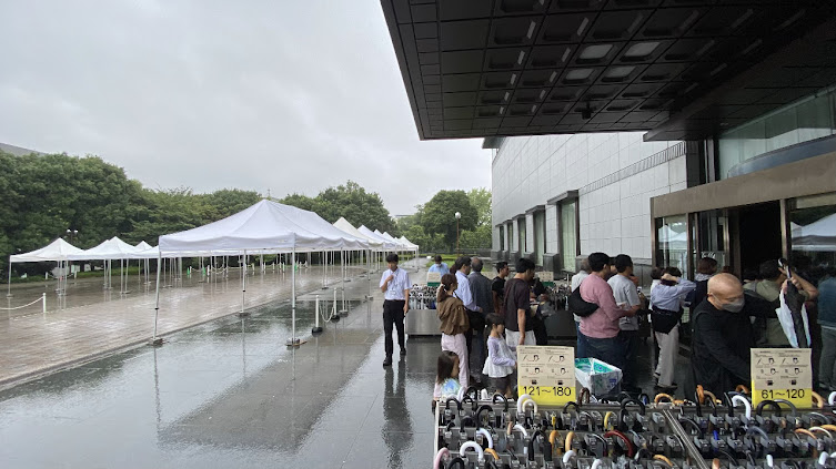 雨天時の東京国立博物館平成館前の入場規制待機列