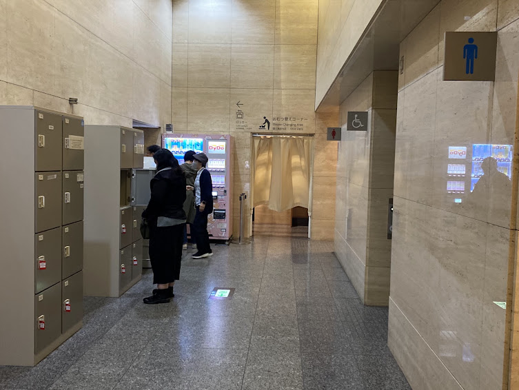 東京国立博物館平成館のコインロッカーとトイレ入口