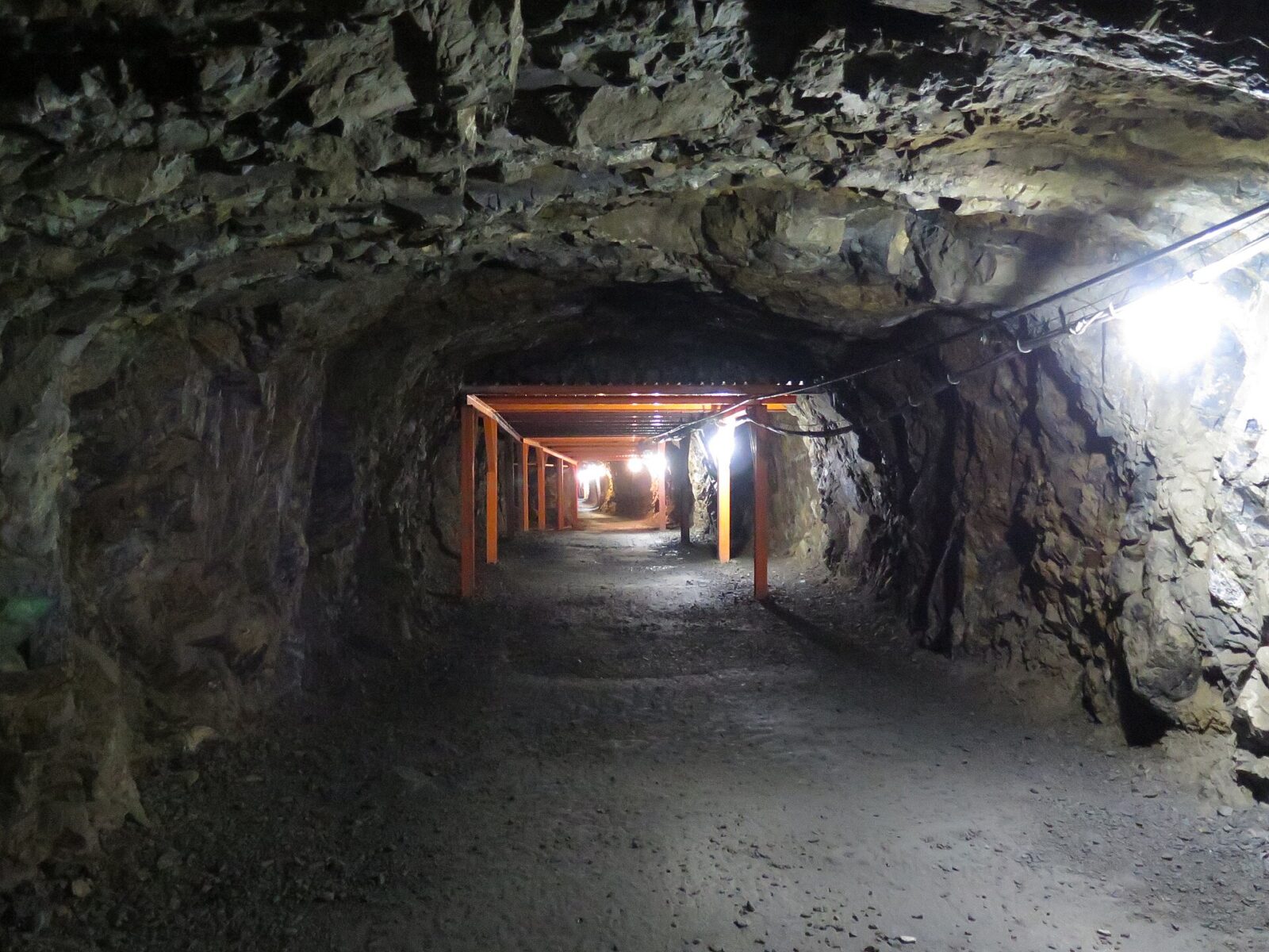 長野市の松代大本営跡・象山地下壕の坑道内部
