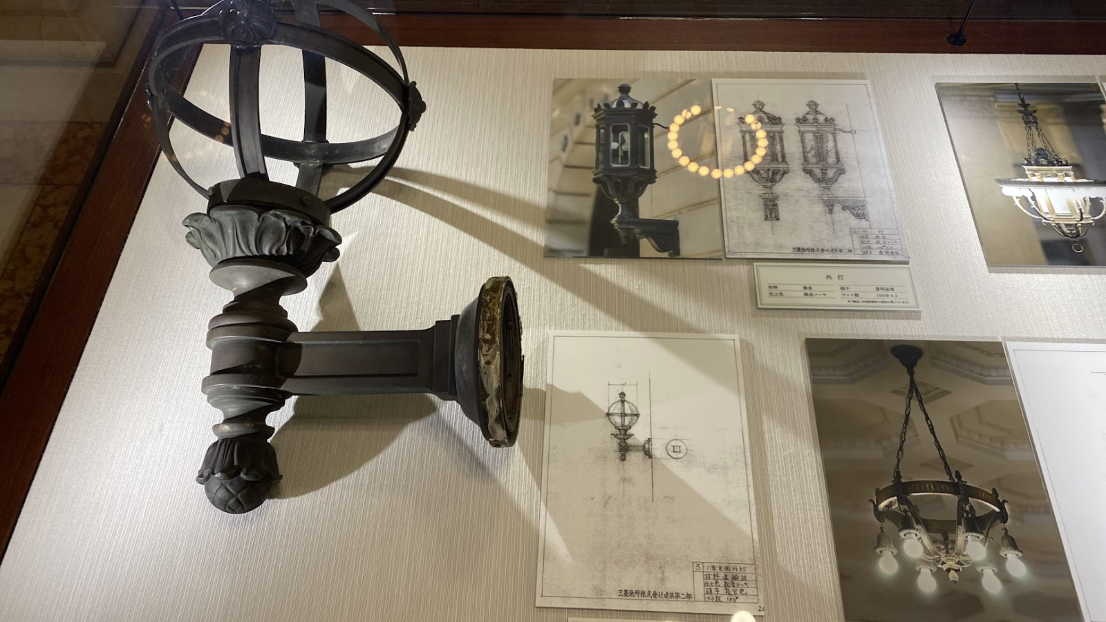 明治生命館の照明器具と設計図を紹介する1階展示