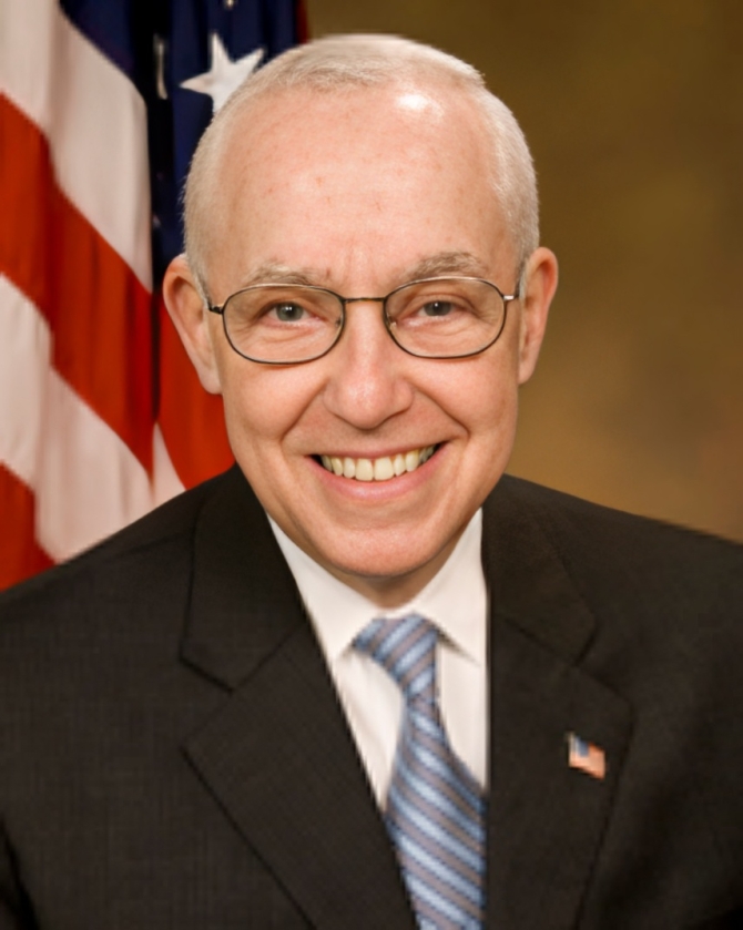 ブッシュ政権のマイケル・ムケイジー司法長官