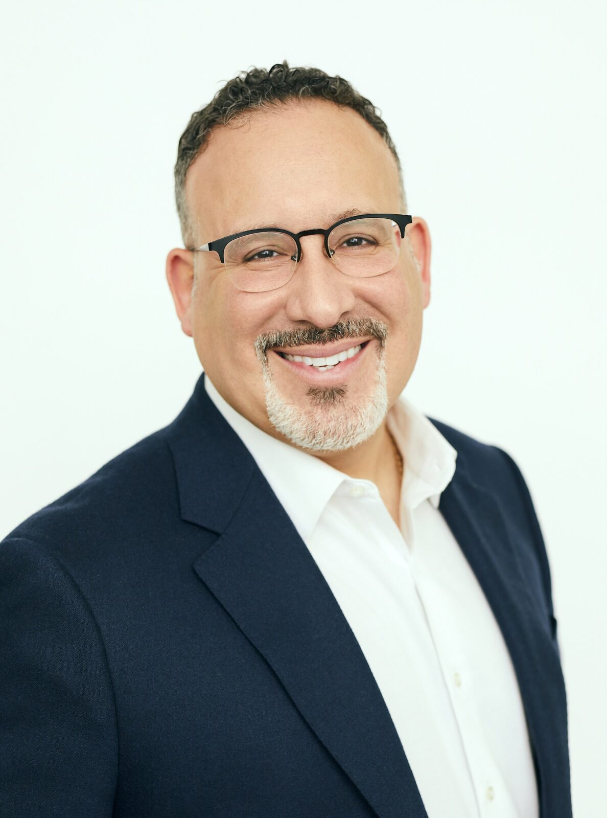 バイデン政権のミゲル・カルドナ教育長官公式肖像