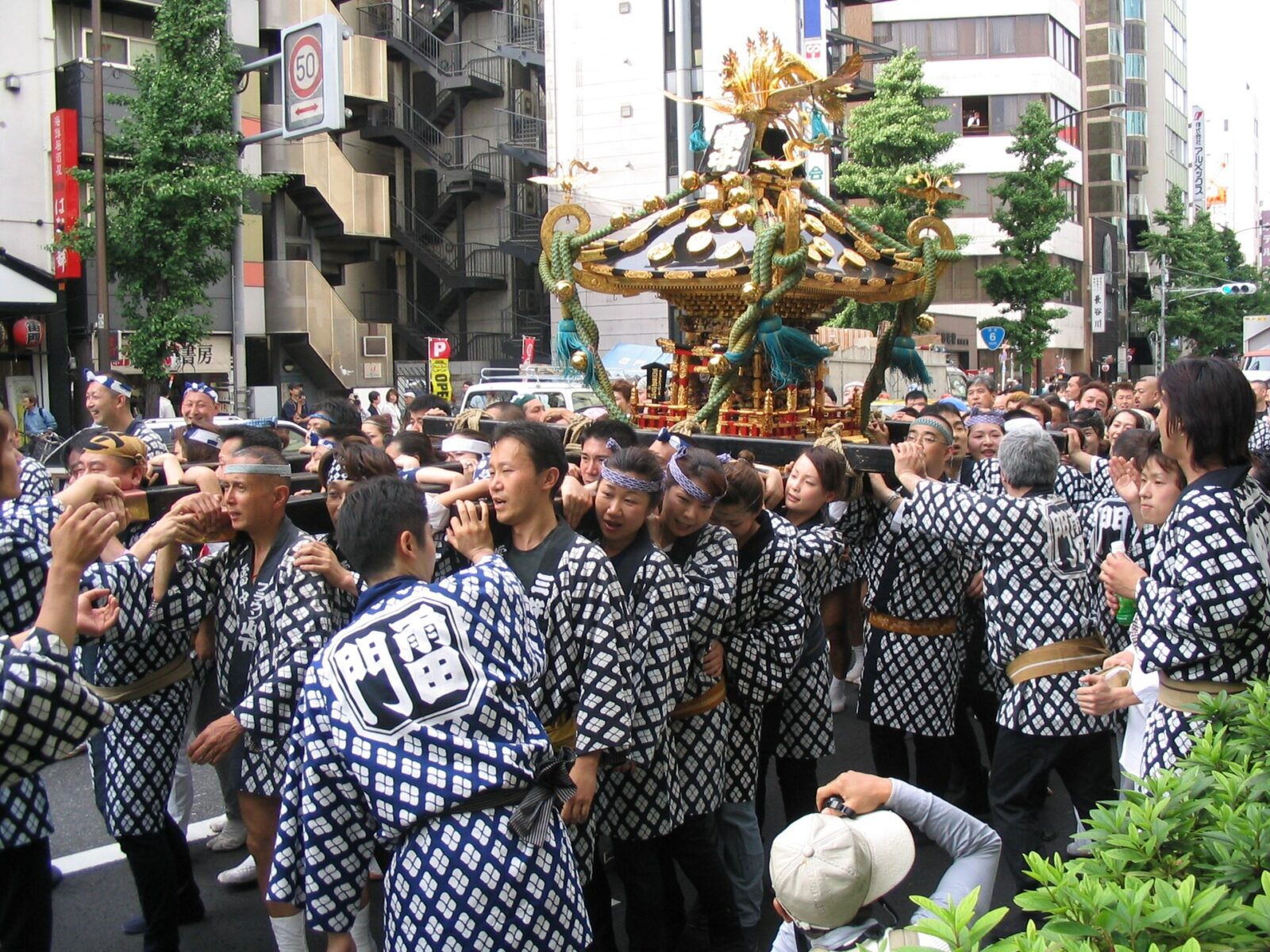 浅草三社祭で町を渡御する神輿