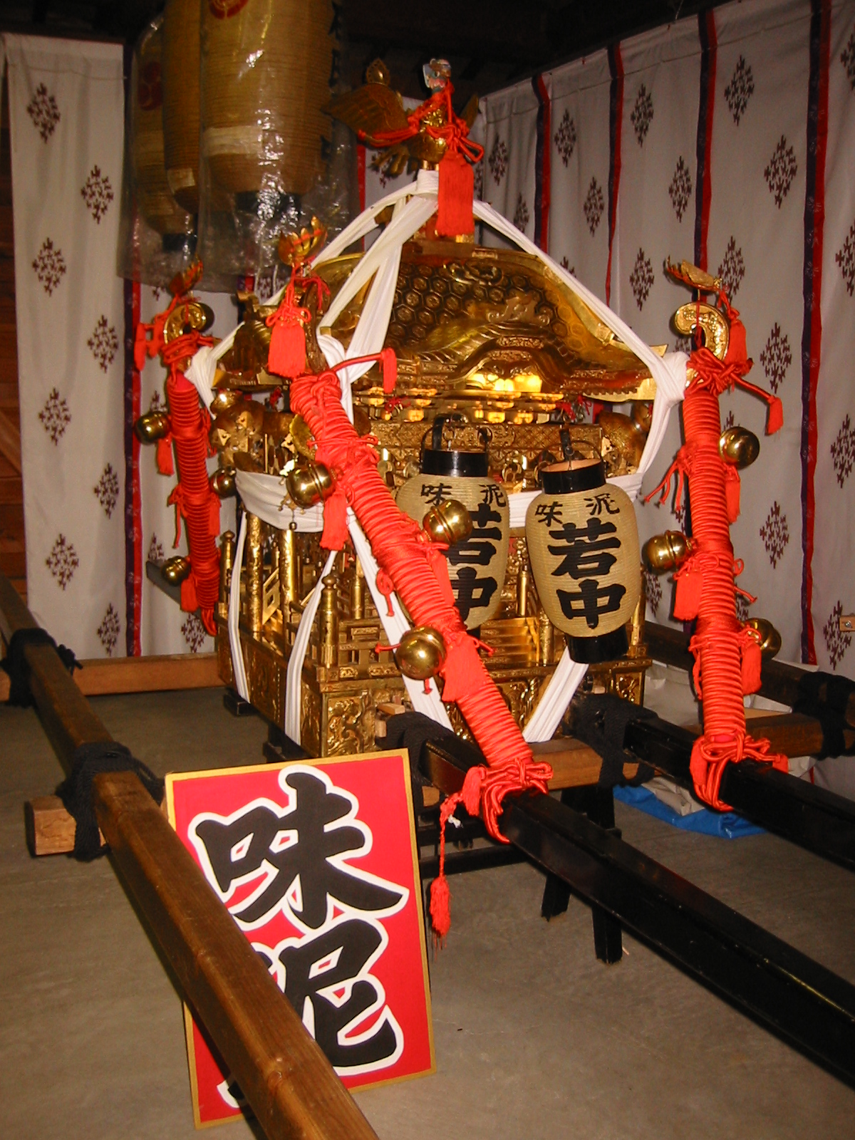 錺金具や赤い飾り紐が見える神輿