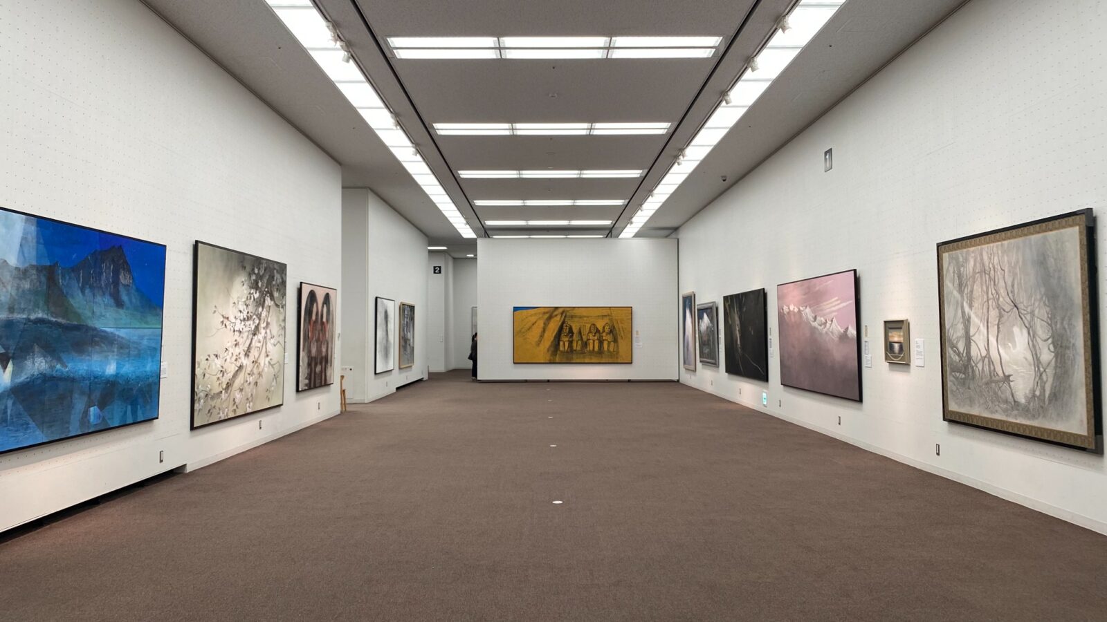 再興第111回院展の東京都美術館第1公募展示室付近の展示風景