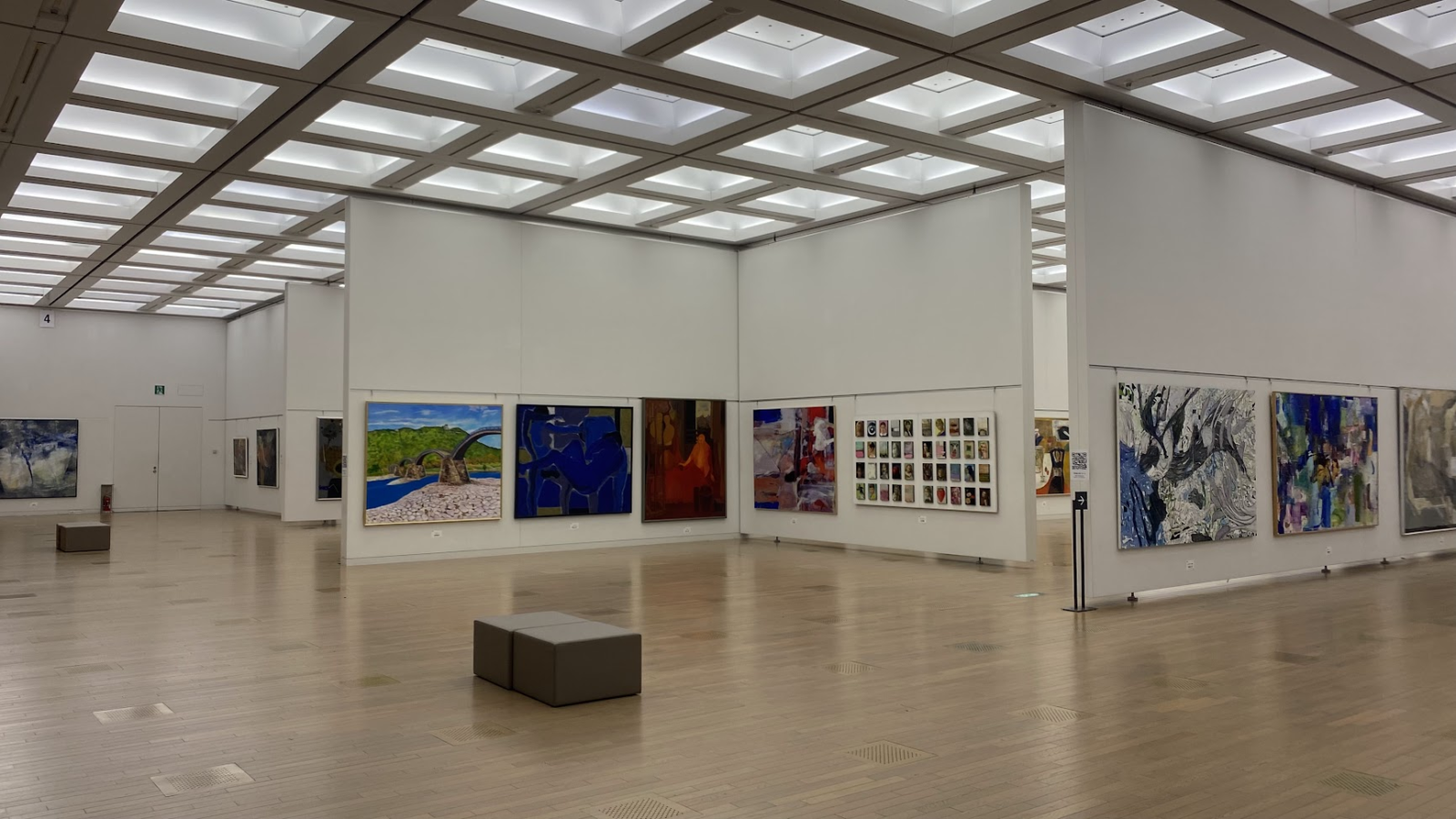第110回記念二科展の絵画部会場の展示風景