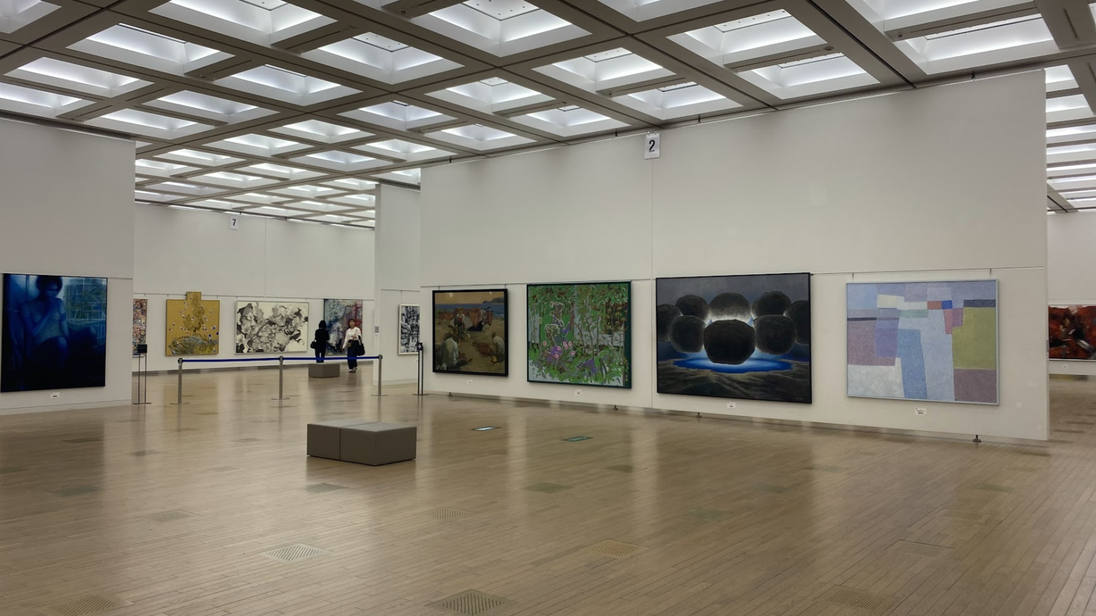第110回記念二科展の絵画部会場を広く見渡した展示風景