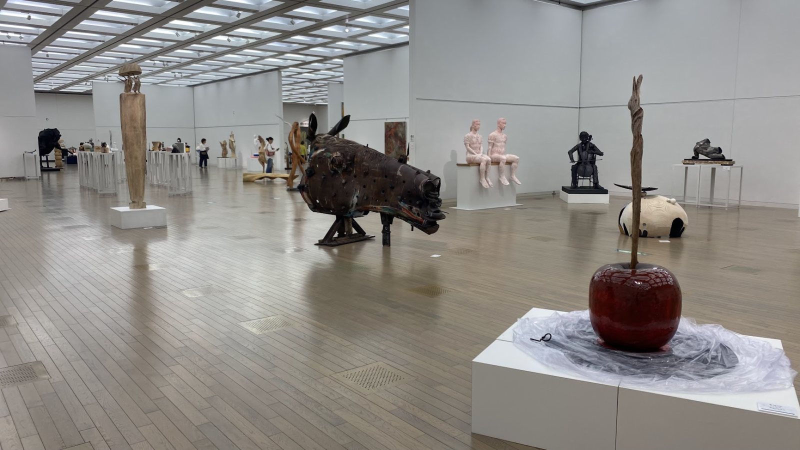 第110回記念二科展の彫刻部会場の展示風景