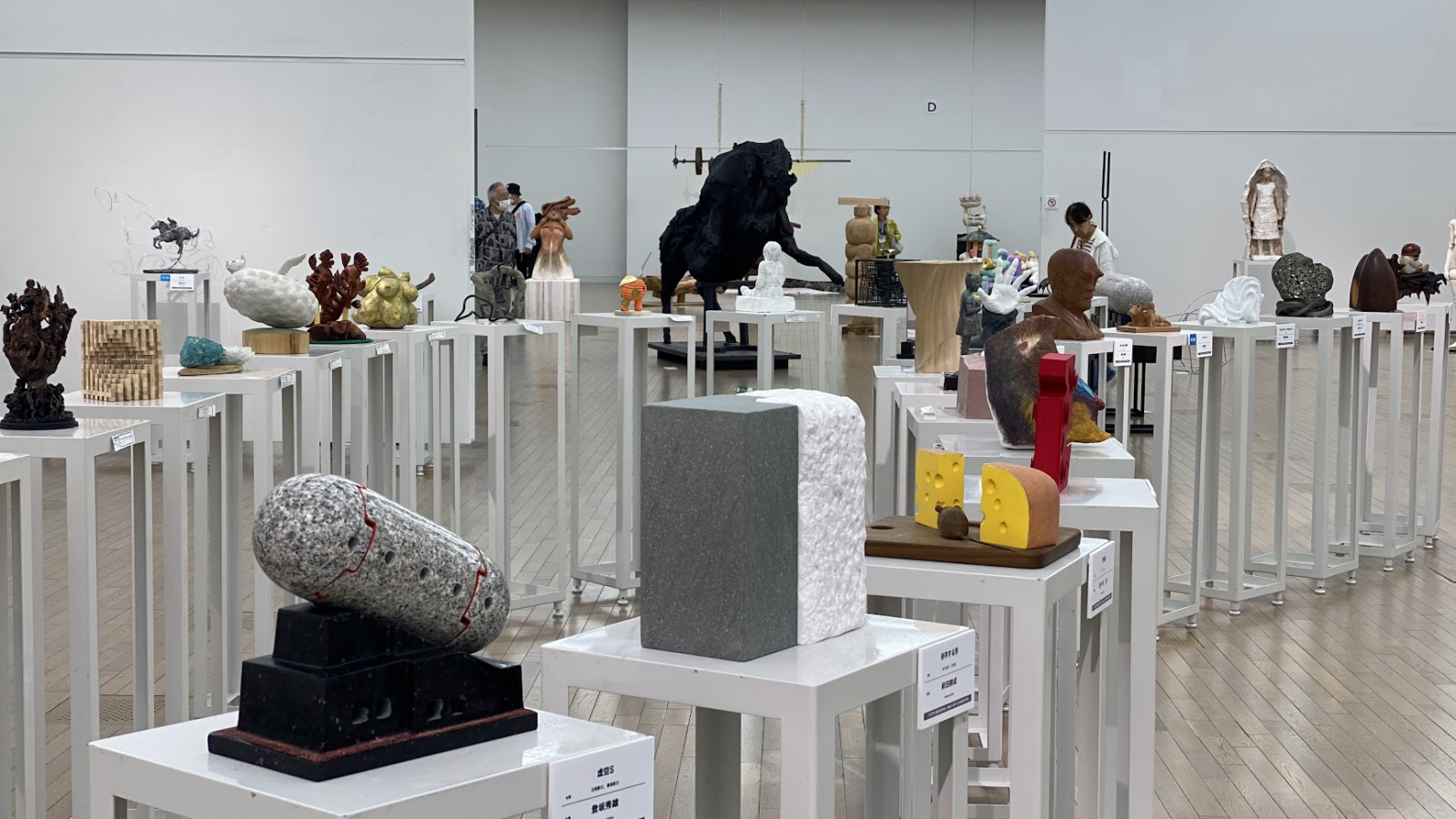 第110回記念二科展の彫刻部で小型作品が並ぶ展示風景