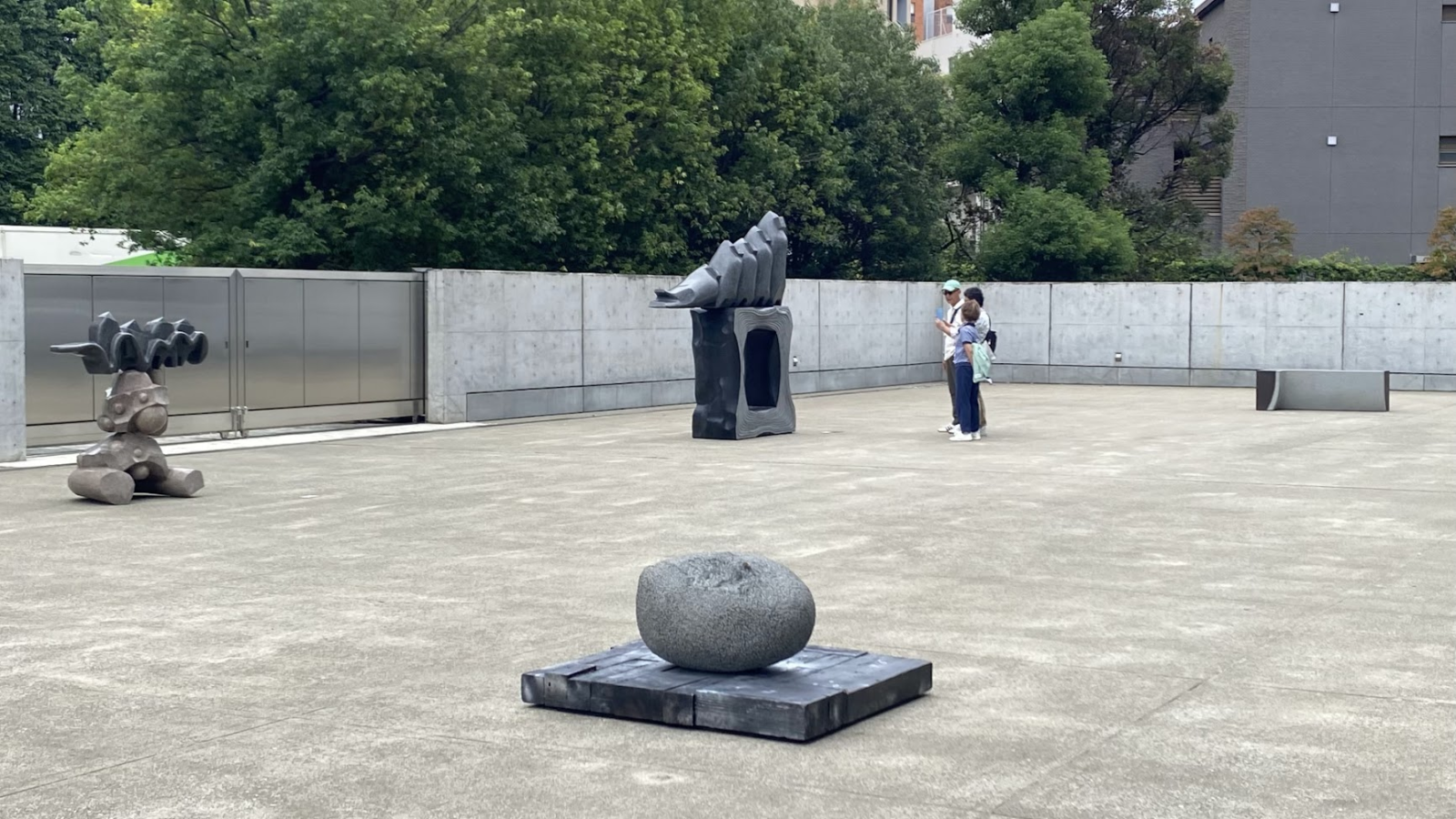 第110回記念二科展の野外彫刻展示風景