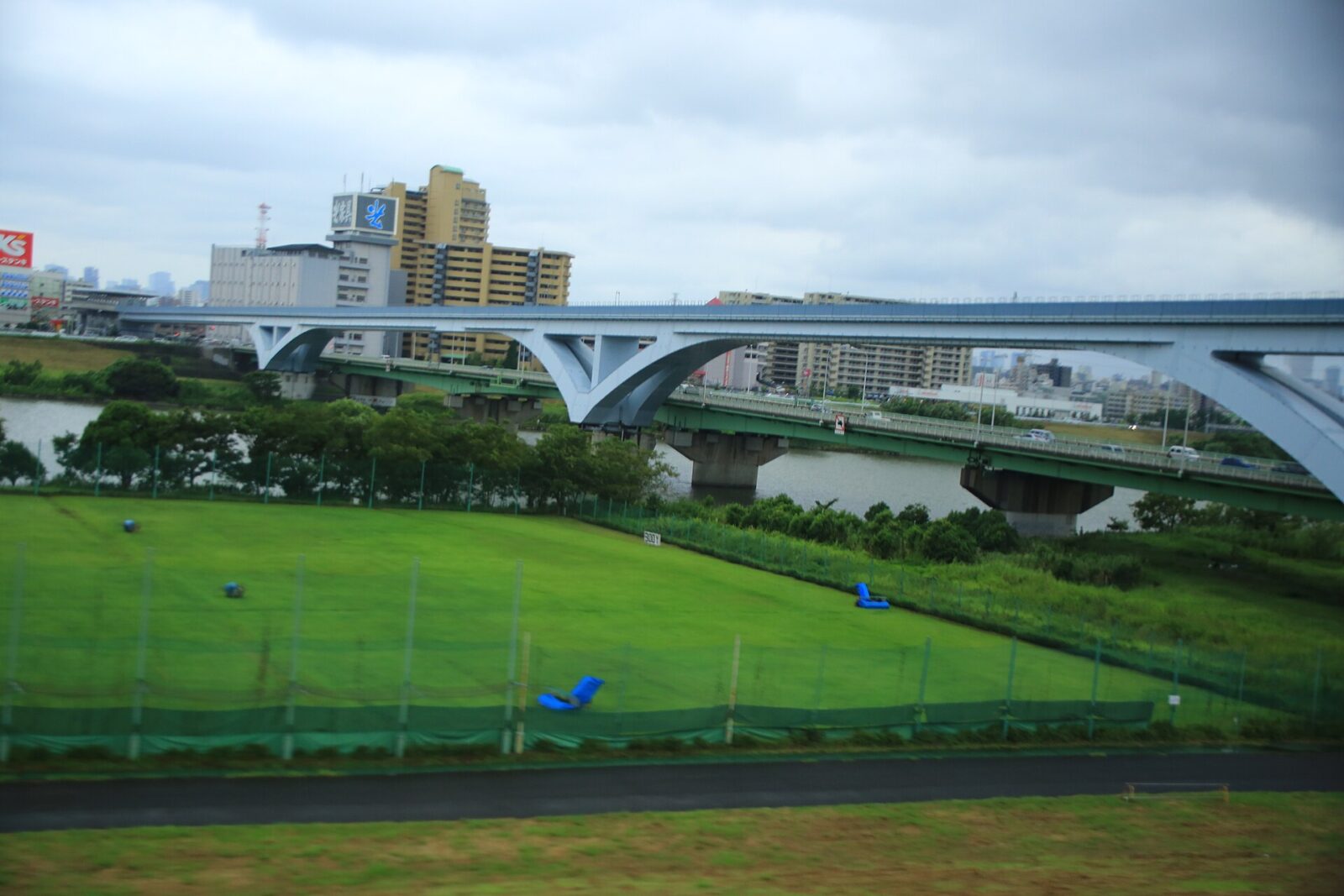 荒川を渡る日暮里・舎人ライナーの橋梁と扇大橋