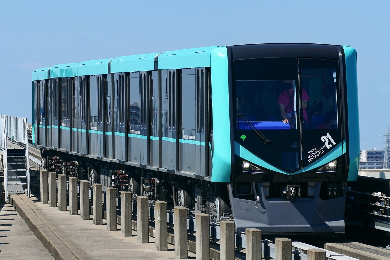 荒川付近の高架を走る日暮里・舎人ライナー320形電車