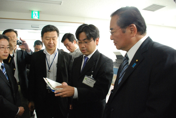山岡賢次国家公安委員長