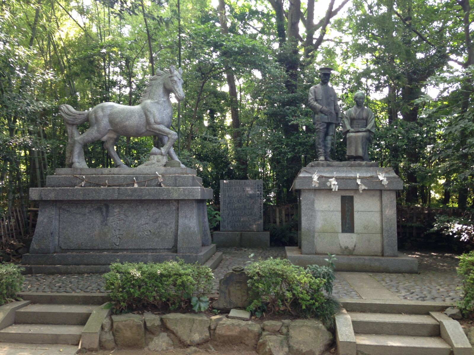 長府乃木神社の乃木希典夫妻と名馬寿号の像
