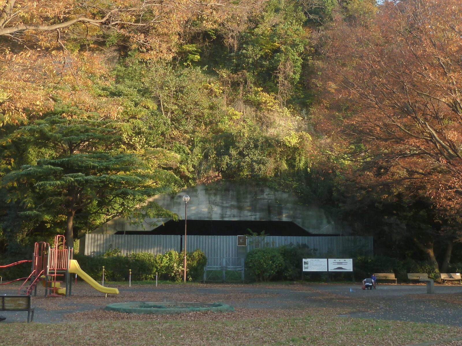 横浜市金沢区の野島掩体壕西側出入口