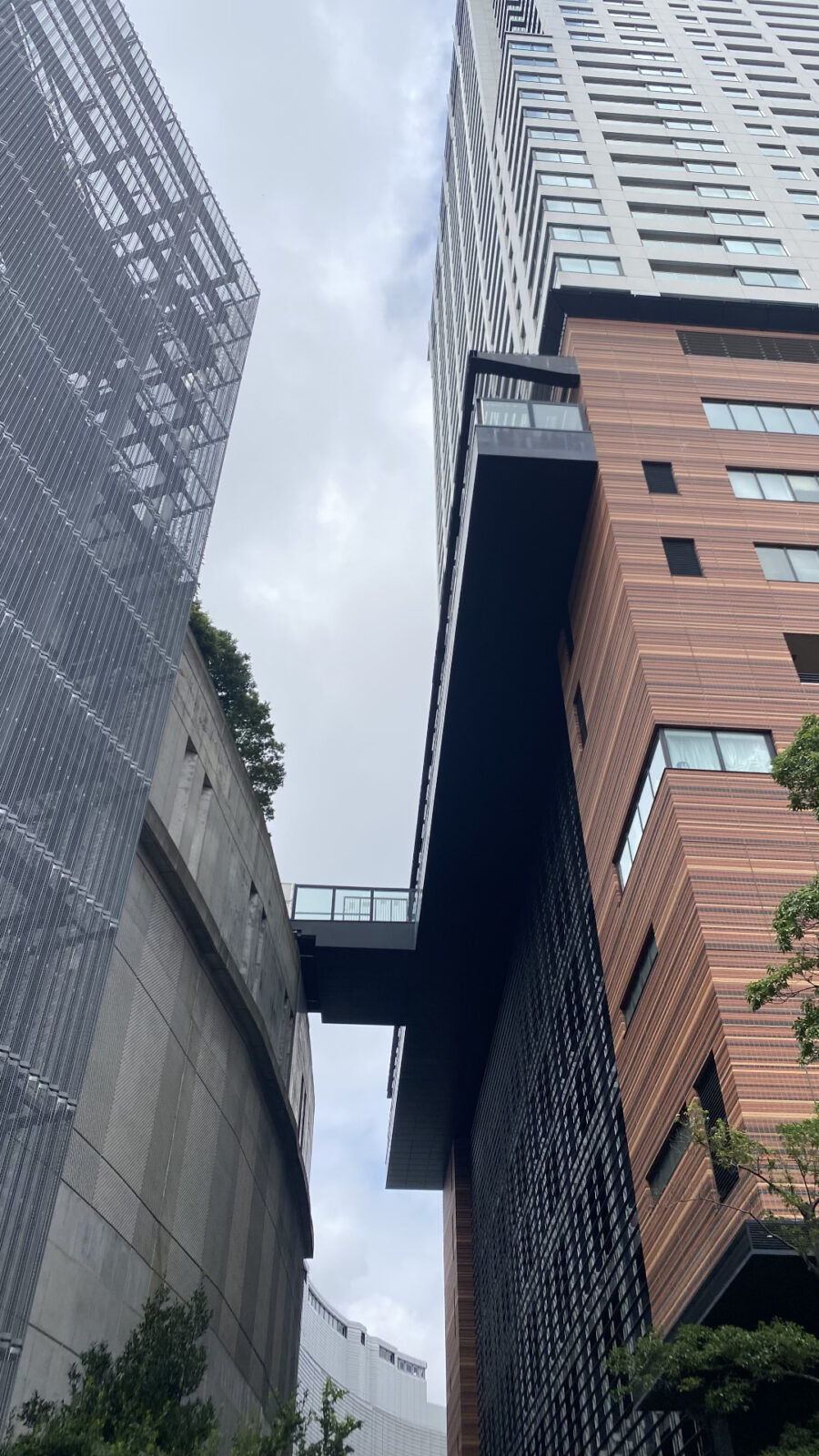 クロスエアタワーと目黒天空庭園を結ぶ渡り廊下