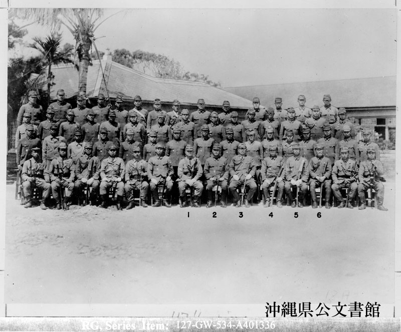 1945年2月の第32軍幹部集合写真に写る牛島満・長勇・八原博通ら