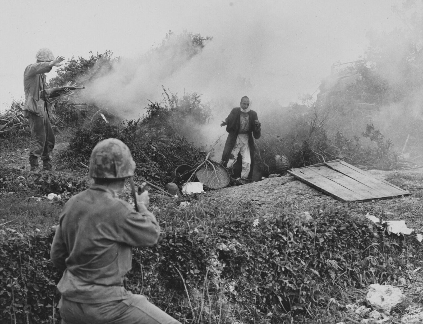 沖縄戦中に洞窟から出る民間人を写した米軍写真