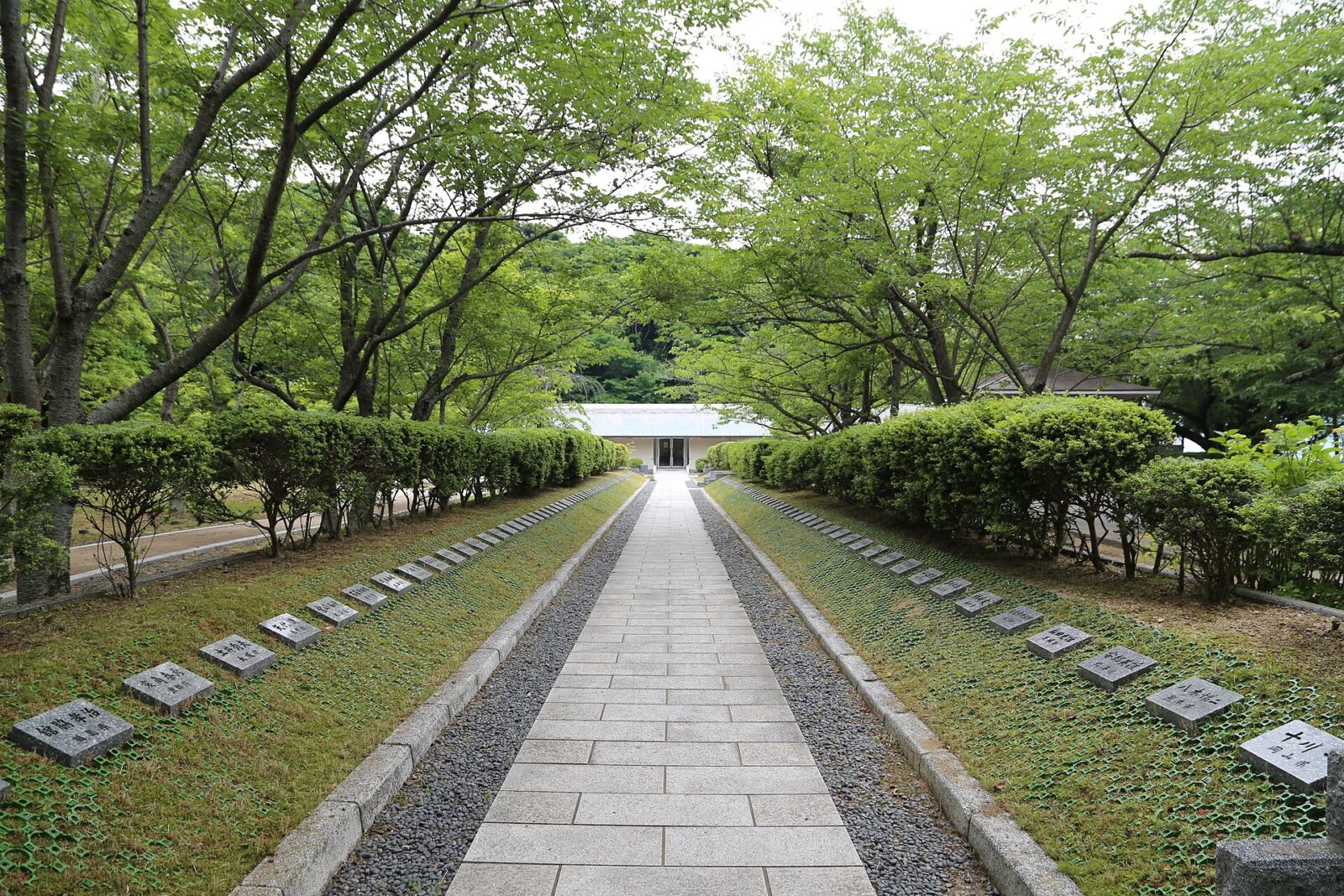 山口県周南市大津島にある回天記念館の外観