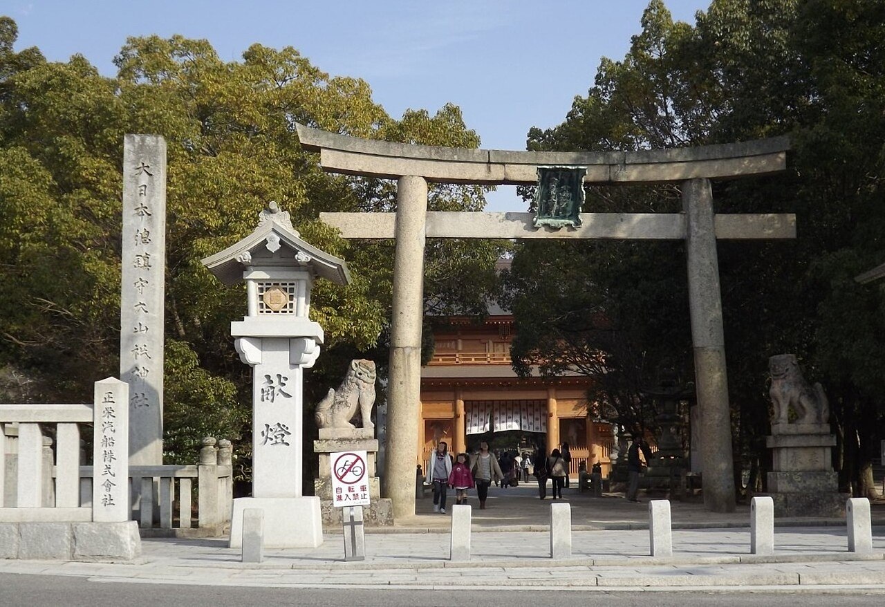 愛媛県今治市大三島の大山祇神社の境内入口と鳥居