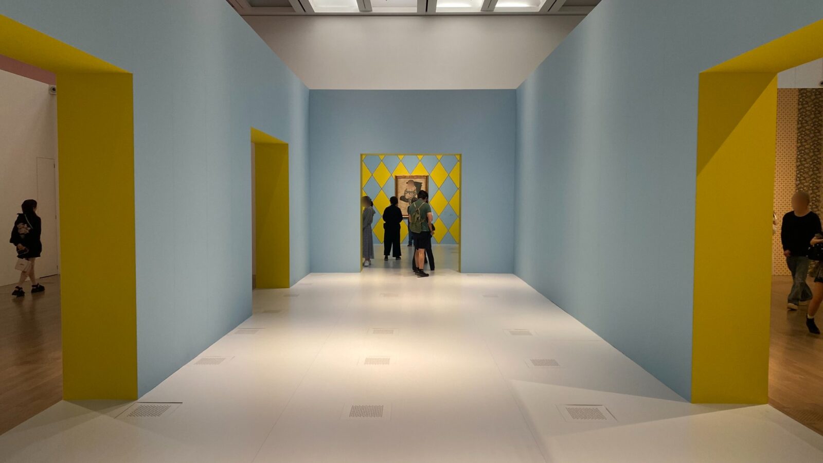 ポール・スミスがデザインした青と黄色の展示空間