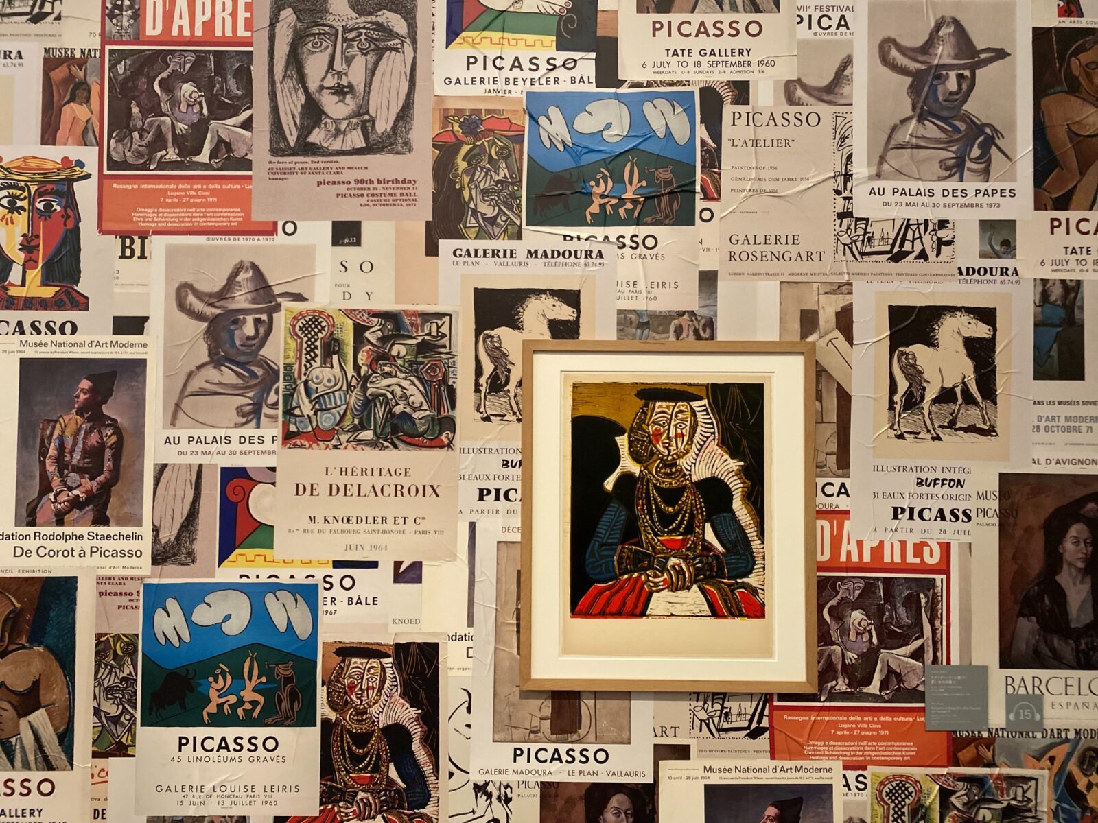 ピカソ展の歴代ポスターを壁一面に並べた展示