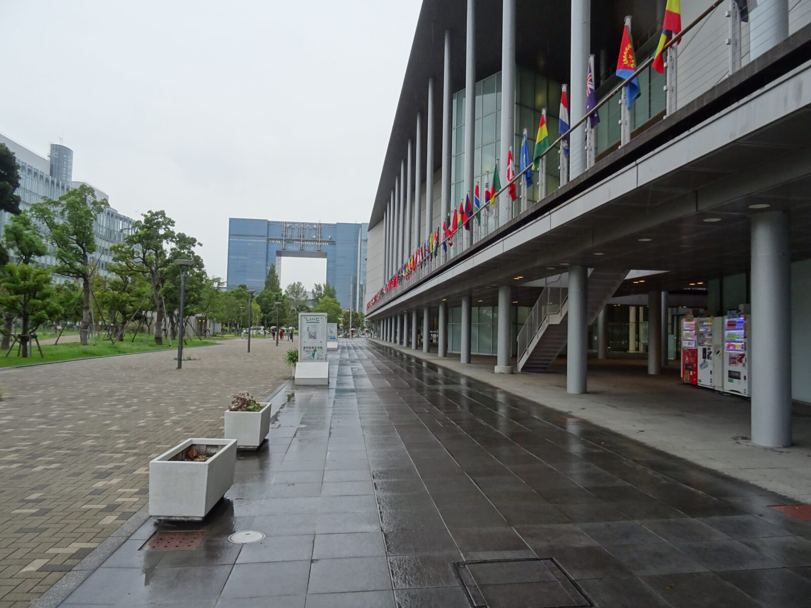 東京国際交流館のプラザ平成とテレコムセンタービル