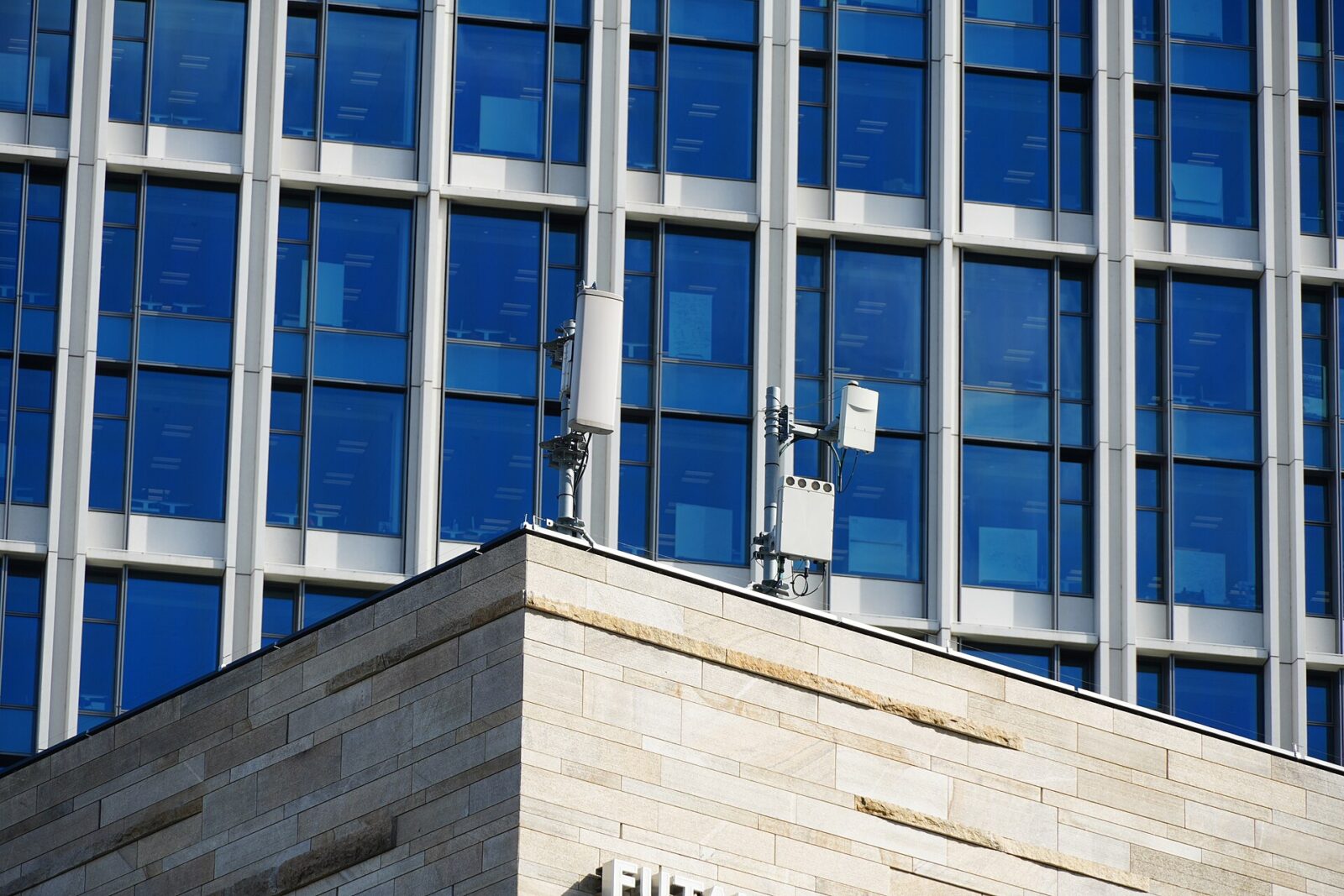 楽天モバイルの4G・5G基地局と背景に見える楽天グループ本社