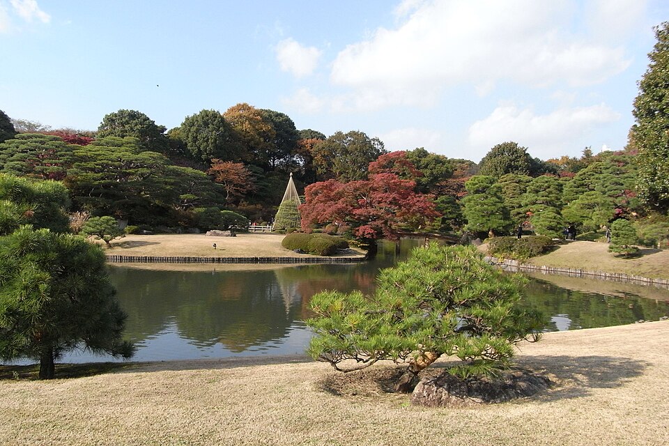 六義園の出汐湊から望む大泉水と庭園景観