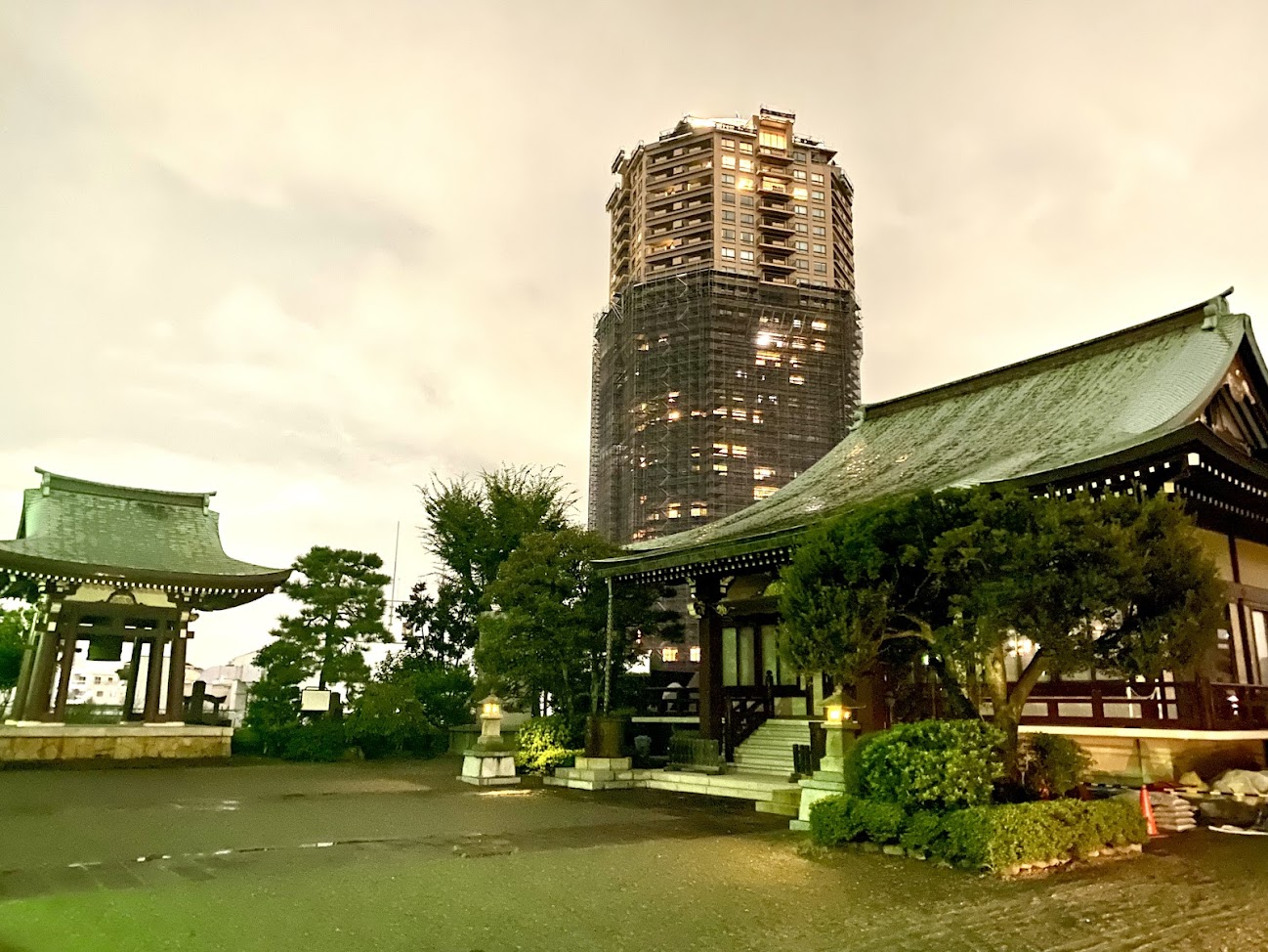 夜の賢崇寺境内