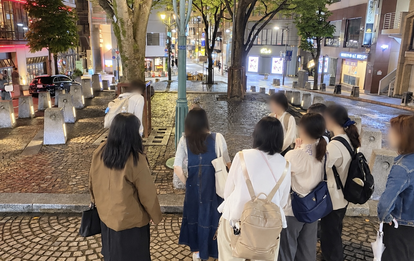 パティオ十番に集まる参加者