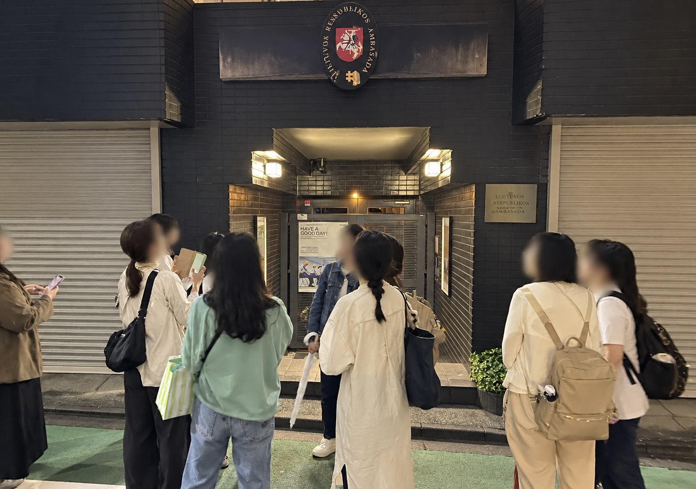 駐日リトアニア共和国大使館の前に集まる参加者