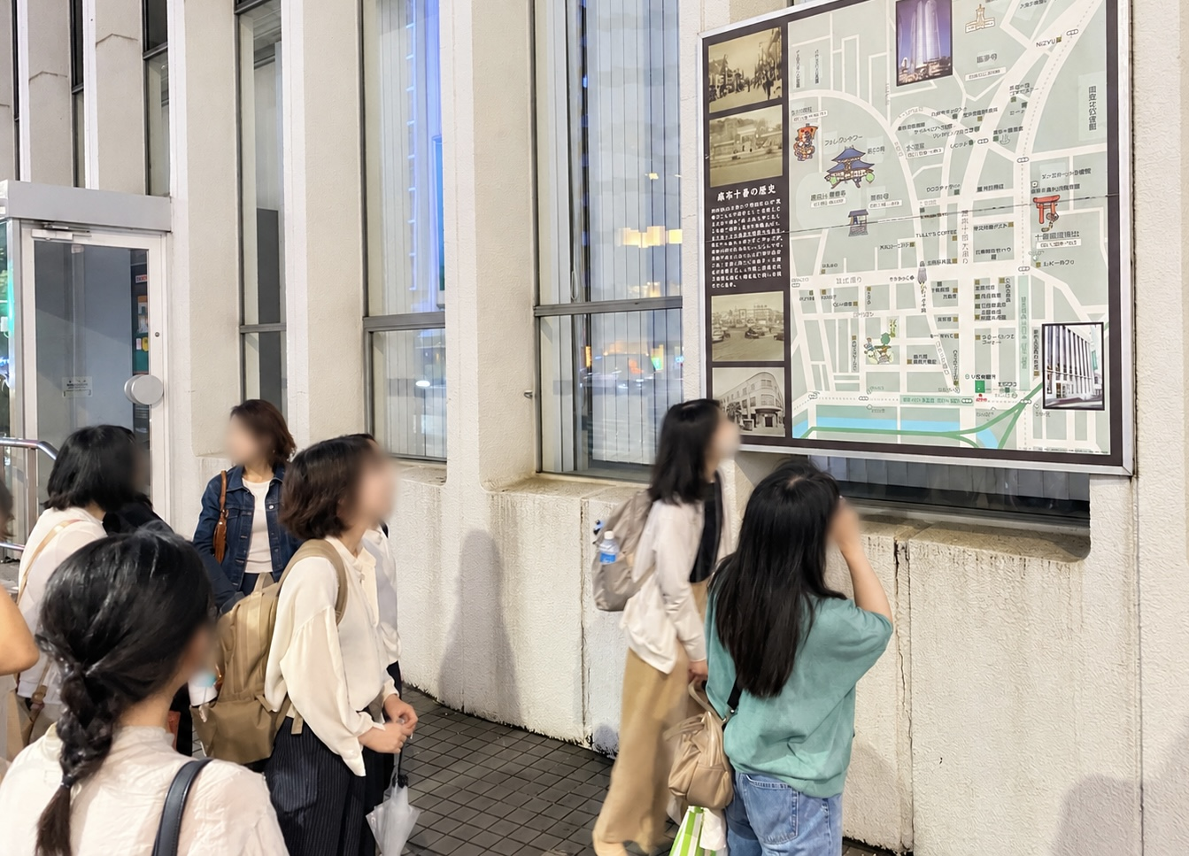 りそな銀行麻布支店壁面の麻布十番の歴史を見る参加者