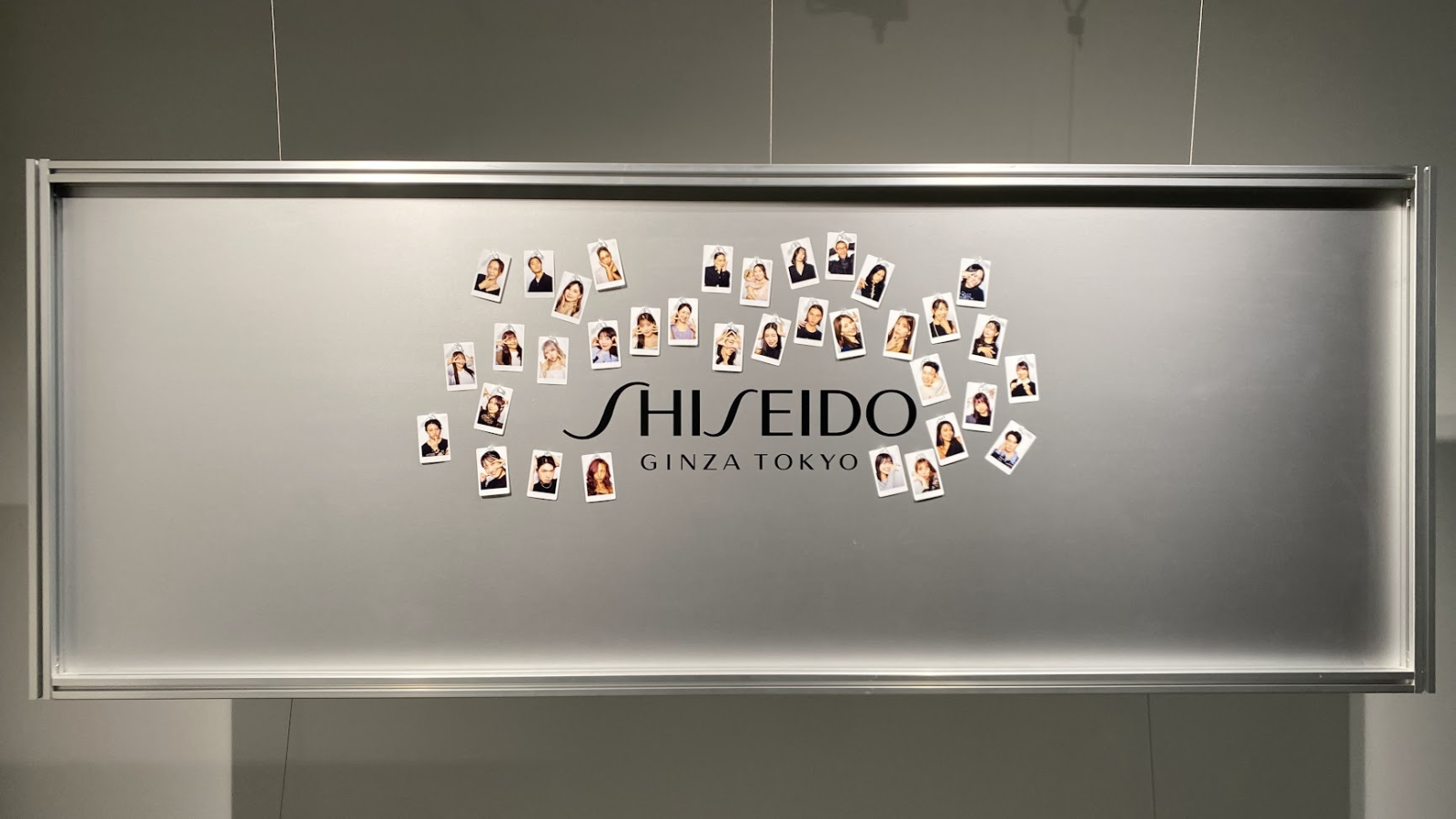 「ディグる?」4階のSHISEIDO GINZA TOKYOロゴと来場者写真の展示