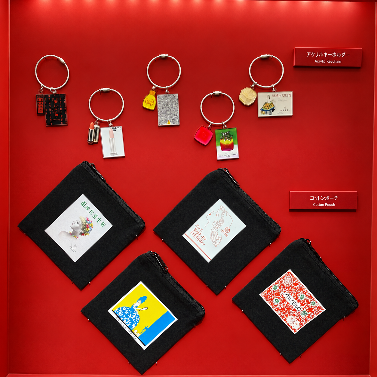 「ディグる?」3階で展示されたアクリルキーホルダーとコットンポーチのノベルティ