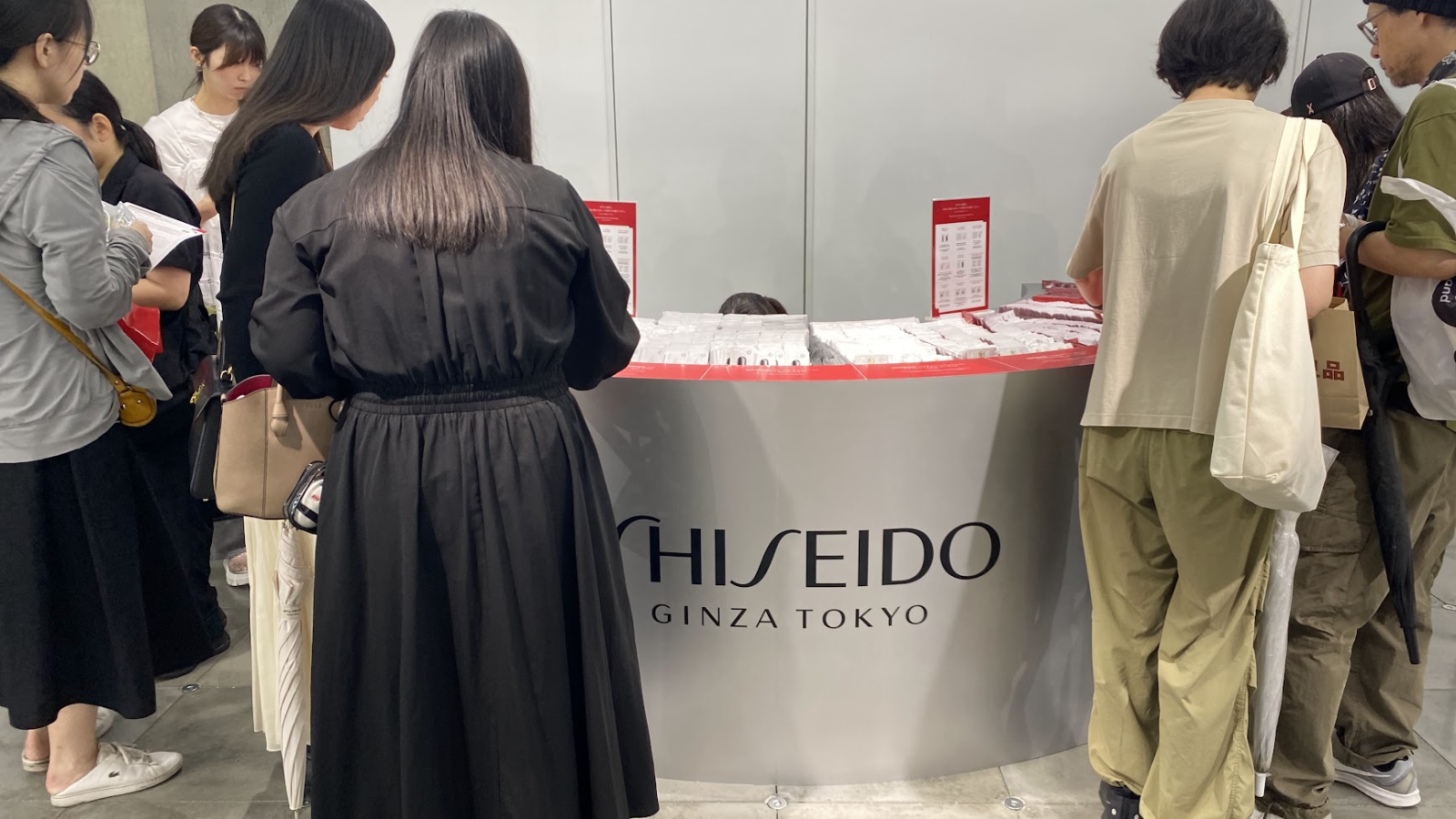 「ディグる?」4階でサンプルセットを受け取る来場者