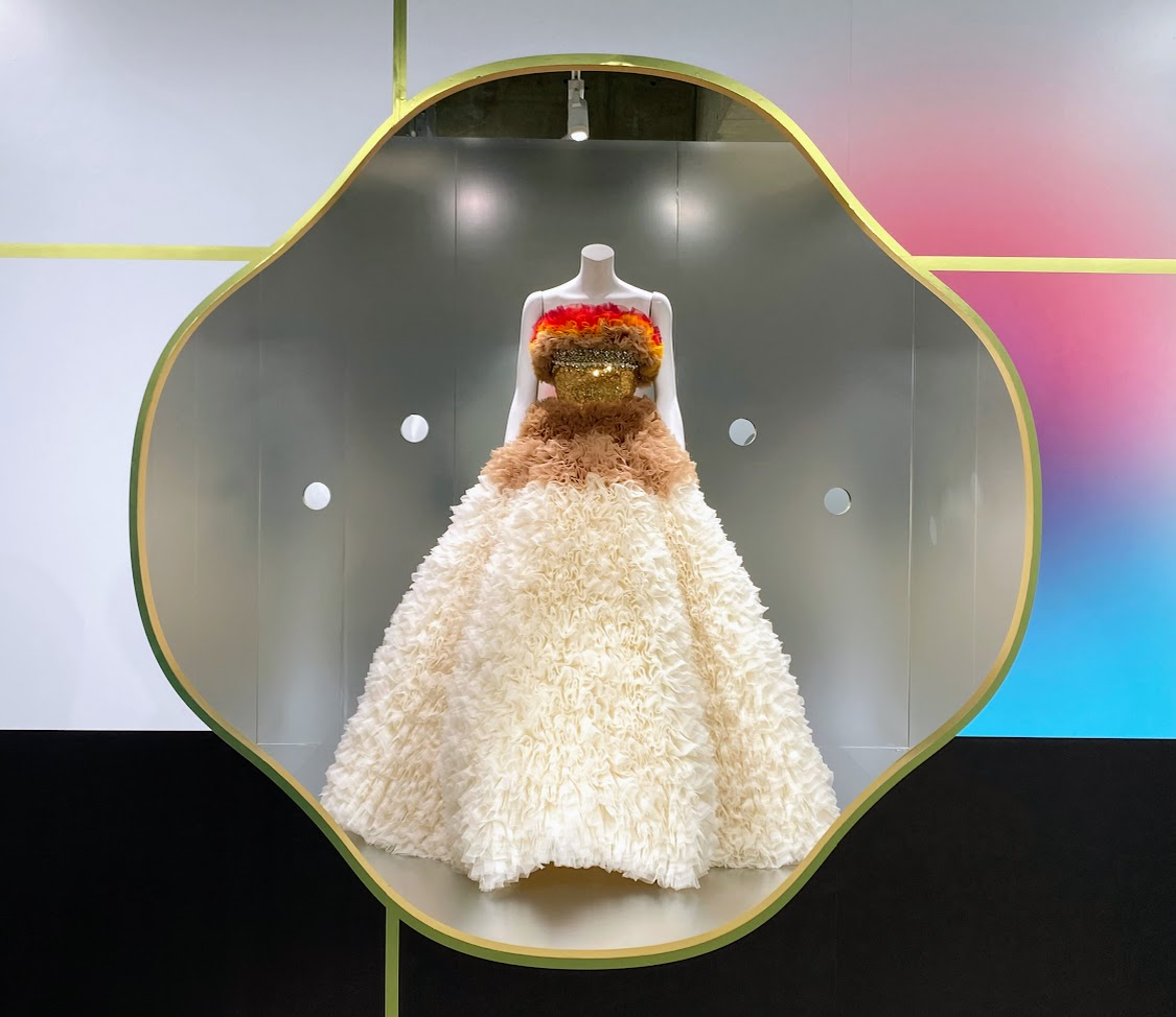 「ディグる?」4階に展示されたTOMO KOIZUMIのドレス
