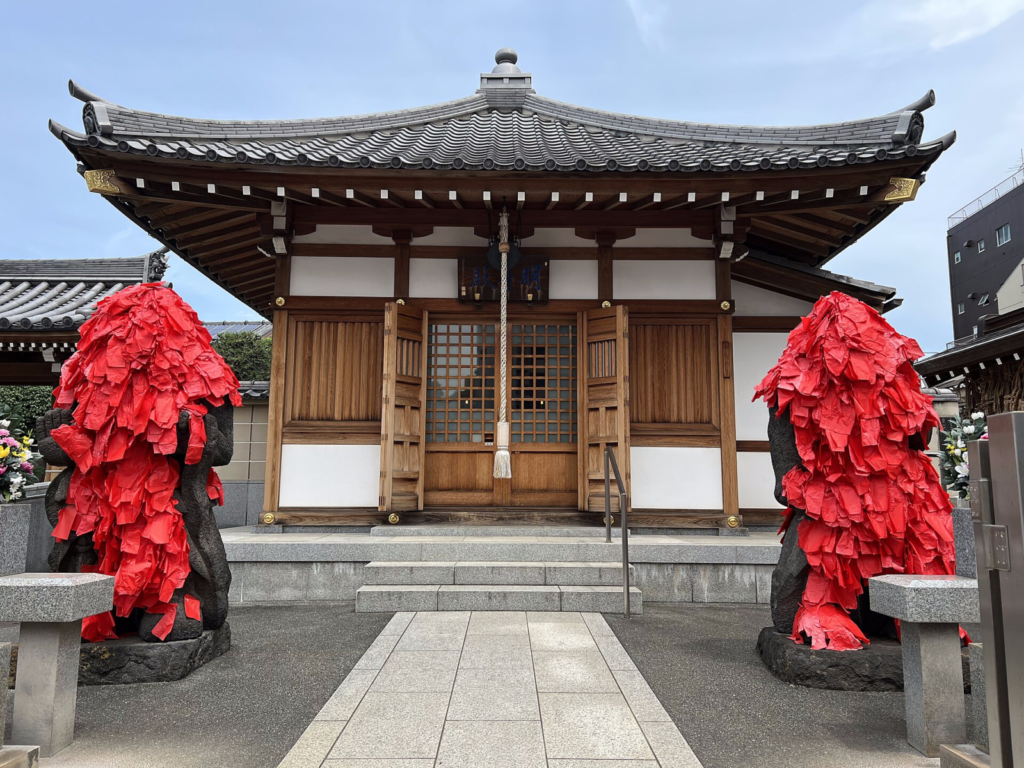 東覚寺の赤紙仁王