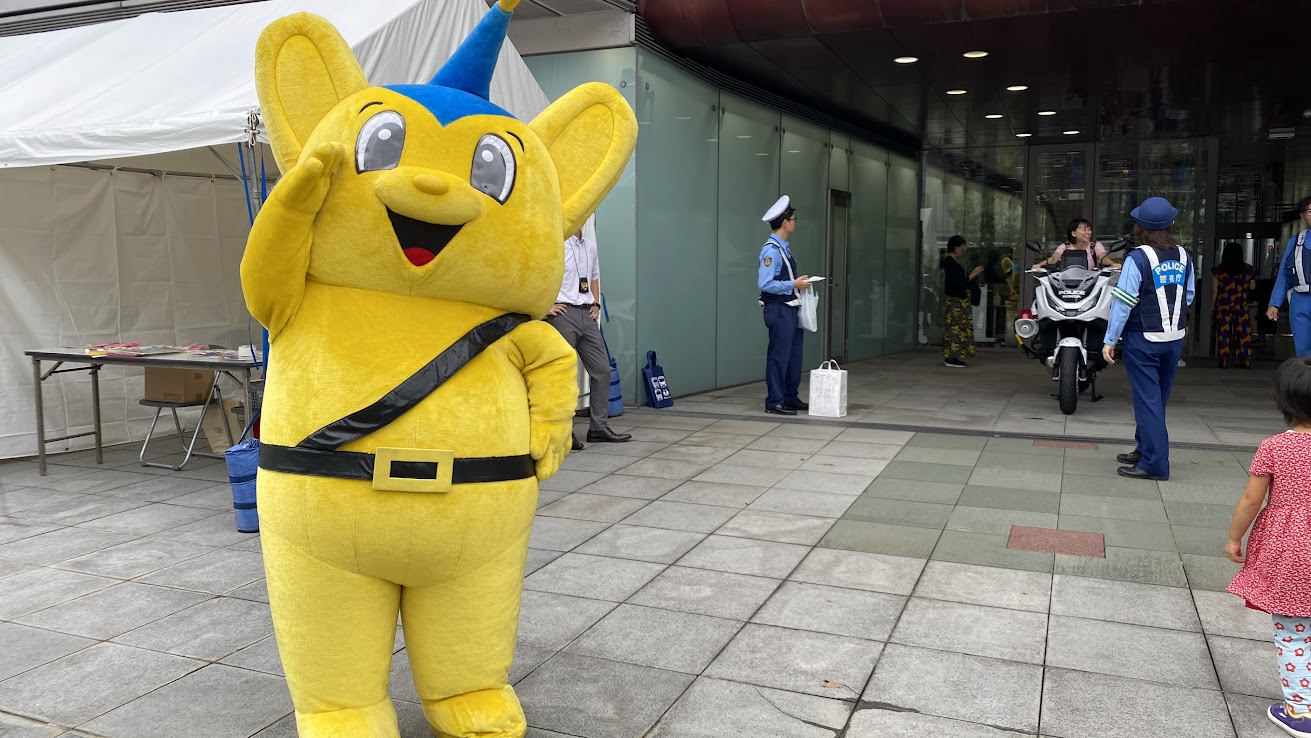 東京湾岸警察署の啓発コーナーに立つマスコットキャラクター