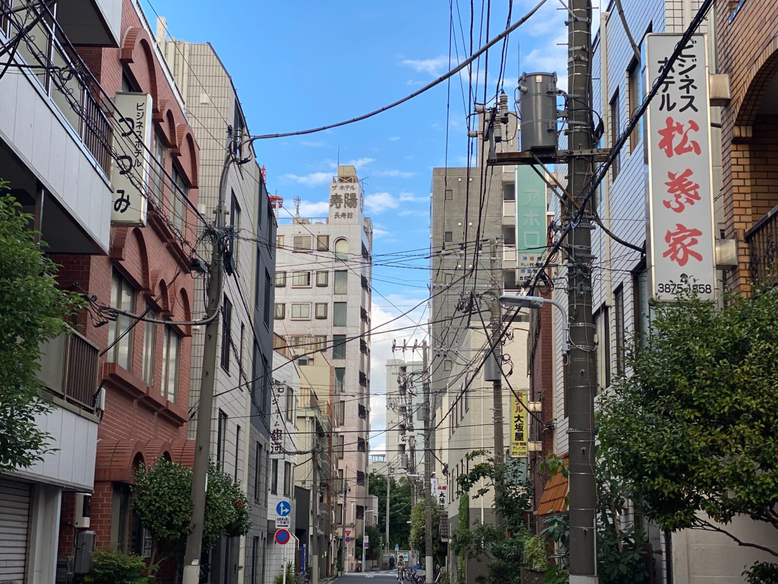 日本堤周辺の簡易宿所が並ぶ街並み