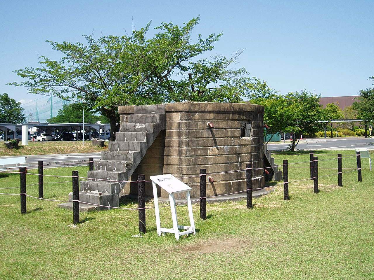 茨城県笠間市の旧筑波海軍航空隊跡に残る石造の号令台