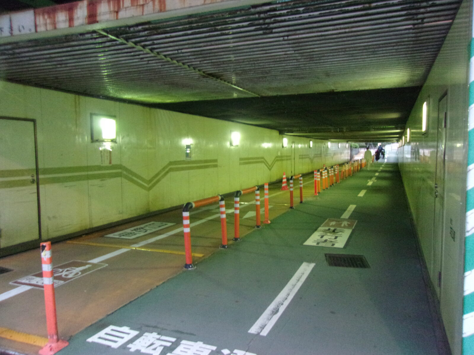 芝と芝浦を結ぶ雑魚場架道橋の内部