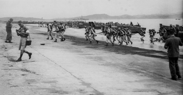1945年9月に館山へ上陸する米軍部隊を撮影する日米の写真家
