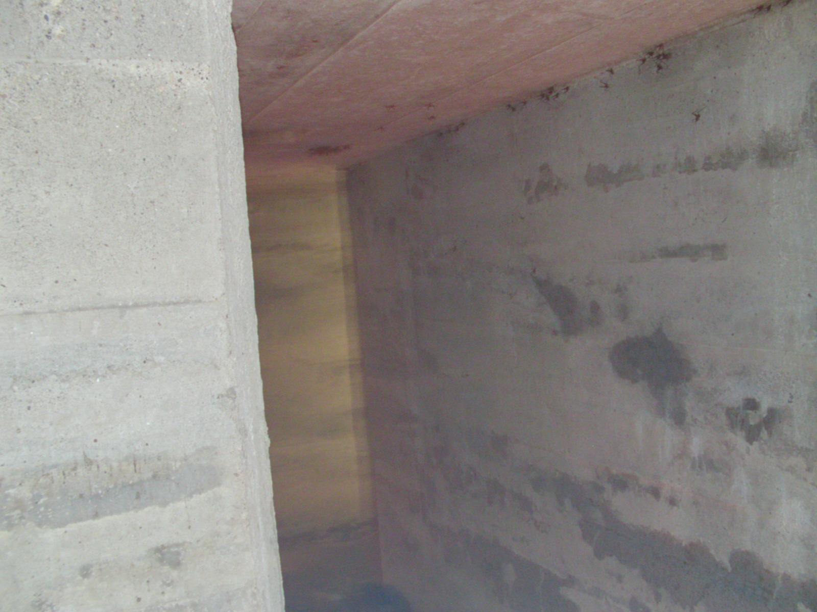 鶉野飛行場近傍に残る爆風対策で通路が折れ曲がった防空壕内部
