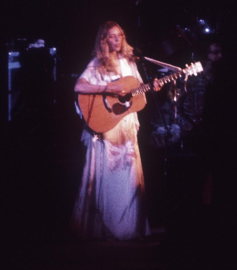 1974年に公演するカナダ出身の歌手ジョニ・ミッチェル