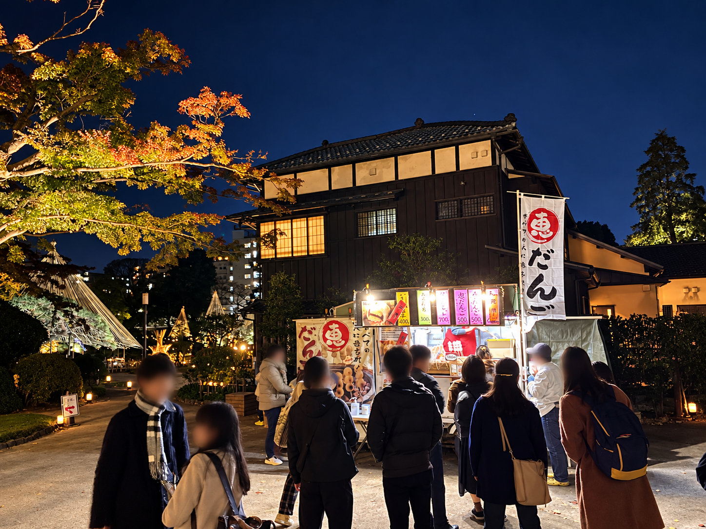 ひごあかりの屋台に集まる来場者と団子販売の風景
