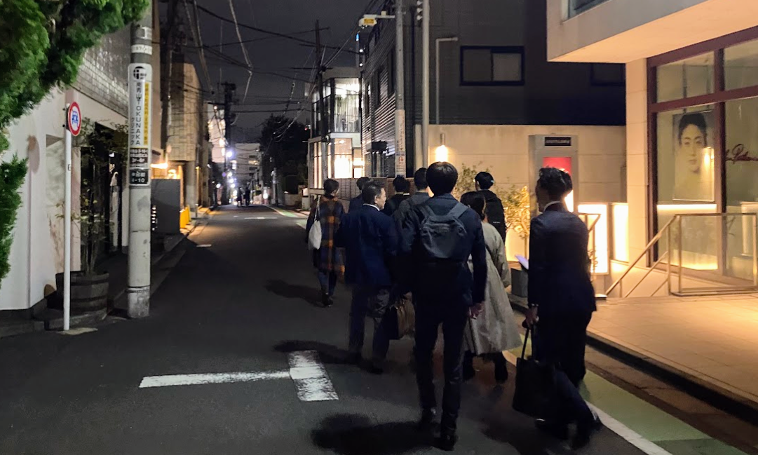 夜の北青山の裏路地を歩くナイトウォーク参加者