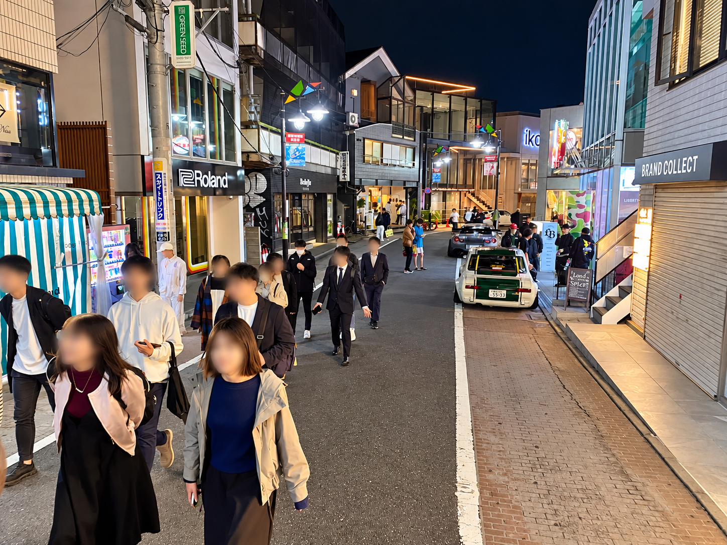 原宿キャットストリート周辺の店舗が並ぶ夜の街並みと参加者