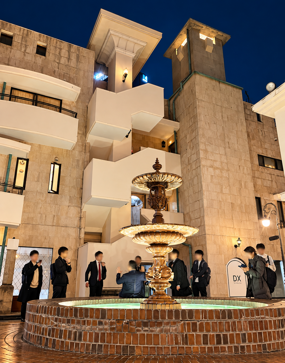 竹下通り近くのフォンテーヌ通りの噴水と夜の建物